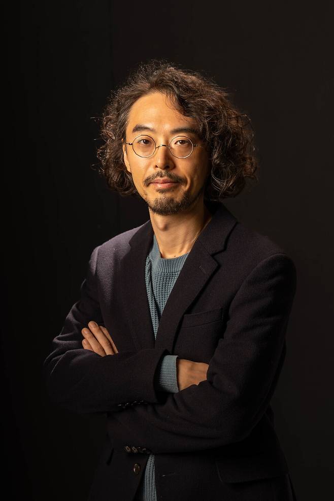 2025년 11월11일 황유원 시인이 한겨레 스튜디오에서 인터뷰하고 있다. 김진수 선임기자 jsk@hani.co.kr