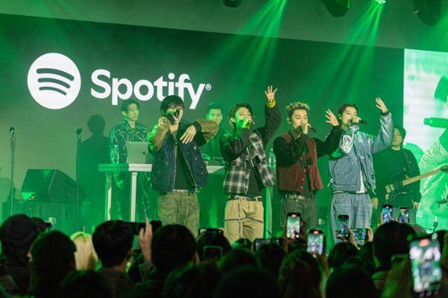 박재범이 설립한 모어비전의 신인 보이그룹인 롱샷은 지난 5일 공식 유튜브 채널을 통해 자체 제작한 앨범인 '포쇼보이즈 믹스테이프(4SHOBOIZ MIXTAPE)'를 공개하고 정식 데뷔 전 본격적인 행보를 시작했다. 스포티파이 제공