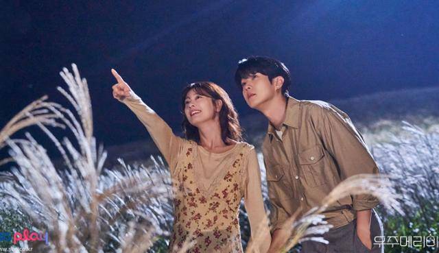 SBS '우주메리미'는 최고급 신혼집 경품을 사수하려는 두 남녀의 달달살벌한 90일간의 위장 신혼기를 그리는 드라마다. 진짜보다 더 진짜 같은 위장 신혼부부의 로맨스가 주 관전 포인트다. '또 오해영' '뷰티 인 사이드' '연모' 등을 연출한 송현욱 감독과 '앙큼한 돌싱녀' '너와 나의 경찰수업'을 집필한 이하나 작가가 의기투합했다. SBS 제공