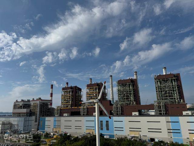 충남 보령에 위치한 중부발전의 보령발전본부에서 화력발전소들이 전기를 생산하고 있다. 가장 왼쪽에 위치한 1, 2호기는 2020년 폐지돼 운영되지 않고 있다. 보령=오지혜 기자