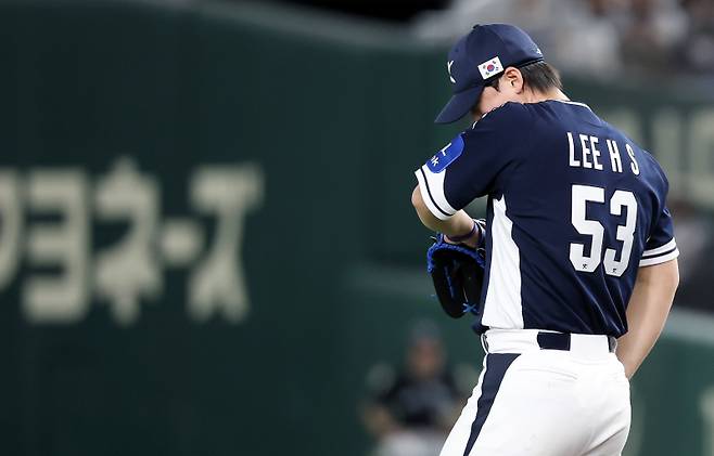 <yonhap photo-3817=""> 아쉬워하는 이호성 (도쿄=연합뉴스) 이동해 기자 = 15일 일본 도쿄돔에서 열린 2025 K베이스볼 시리즈 대한민국과 일본의 평가전. 5회말 무사 1,2루 이호성이 일본 니시카와에게 몸에 맞는 볼을 허용한 뒤 아쉬워하고 있다. 2025.11.15 eastsea@yna.co.kr/2025-11-15 20:31:51/ <저작권자 ⓒ 1980-2025 ㈜연합뉴스. 무단 전재 재배포 금지, AI 학습 및 활용 금지></yonhap>