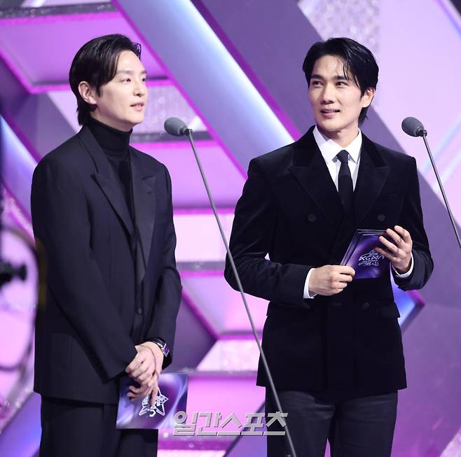 ‘2025 코리아 그랜드 뮤직 어워즈 with iM뱅크’(2025 KGMA) 첫날 아티스트데이가 14일 오후 인천 영종도 인스파이어 아레나에서 펼쳐졌다. 배우 권율과 엄태구가 시상자로 나서고 있다.영종도(인천)=KGMA특별취재단/2025.11.14./