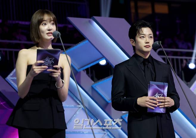 2025 코리아 그랜드 뮤직 어워즈 with iM뱅크’(2025 KGMA) 둘째날 뮤직데이가 15일 오후 인천 영종도 인스파이어 아레나에서 펼쳐졌다. 이주연과 김민석이 시상자로 나와 수상자를 발표하고 있다.영종도(인천)=KGMA특별취재단/2025.11.15/
