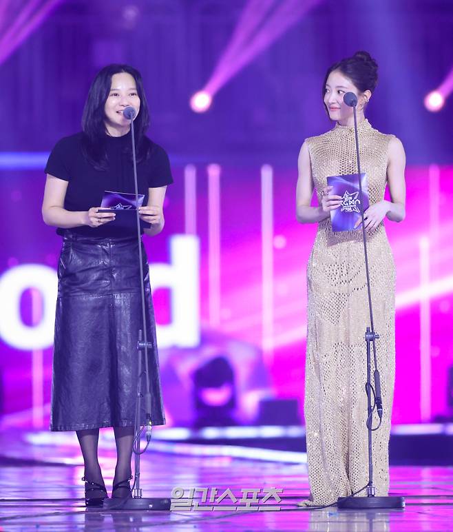 ‘2025 코리아 그랜드 뮤직 어워즈 with iM뱅크’(2025 KGMA) 둘째날 뮤직데이가 15일 오후 인천 영종도 인스파이어 아레나에서 펼쳐졌다. 곽혜은 이데일리M 대표와 배우 이세영이 시상자로 나서고 있다. 영종도(인천)=KGMA특별취재단/2025.11.15./