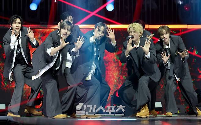 2025 코리아 그랜드 뮤직 어워즈 with iM뱅크’(2025 KGMA) 둘째날 뮤직데이가 15일 오후 인천 영종도 인스파이어 아레나에서 펼쳐졌다. 클로즈 유어 아이즈가 방탄소년단의 '상남자'를 부르고 있다. KGMA는 한 해 동안 국내외 팬들에게 많은 사랑을 받은 K팝 아티스트와 작품들을 조명해 차별화된 콘텐츠를 선보이는 K팝 축제다. 올해는 KGMA 조직위원회와 크리에이터링, 디오디가 공동 주관하며, 인천광역시와 인천관광공사가 후원한다. 타이틀 스폰서로는 iM뱅크가 함께하며, 협찬사로 피자에땅, 레이블 코퍼레이션, 할리스가 참여한다. 2025 KGMA는 KT ENA가 주관 방송사로 참여하며, 틱톡라이브를 통해 일본, 중국을 제외한 국내 및 글로벌에 생중계된다. 일본에서는 훌루 재팬을 통해 실시간으로 볼 수 있다.&nbsp; 영종도(인천)=KGMA특별취재단/2025.11.15/