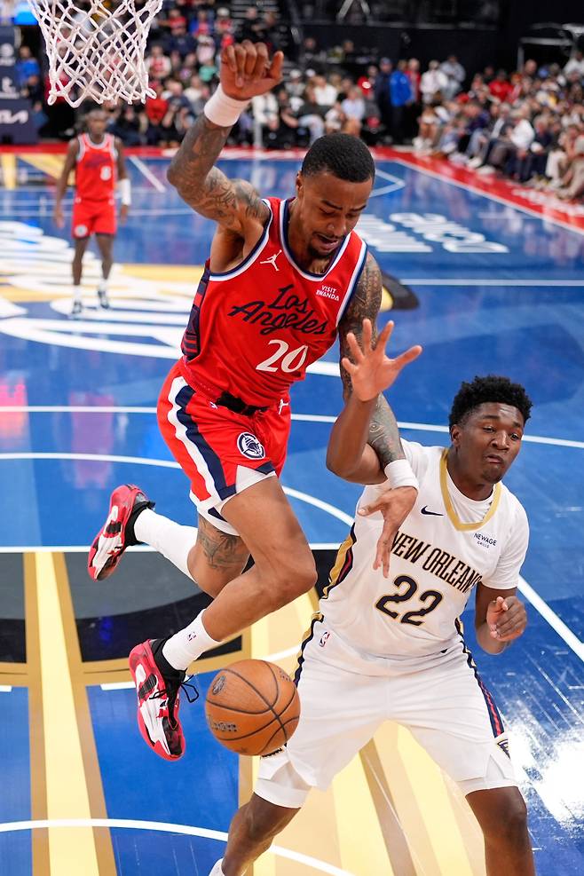 <yonhap photo-2732=""> Los Angeles Clippers forward John Collins, left, and New Orleans Pelicans center Derik Queen go after a loose ball during the second half of an NBA basketball game Friday, Oct. 31, 2025, in Inglewood, Calif. (AP Photo/Mark J. Terrill)/2025-11-01 15:07:38/ <저작권자 ⓒ 1980-2025 ㈜연합뉴스. 무단 전재 재배포 금지, AI 학습 및 활용 금지></yonhap>