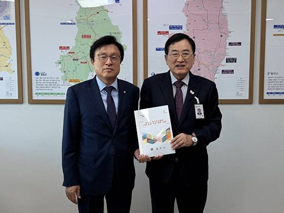지난 14일 주낙영 경주시장(오른쪽)이 방문해 박형수 국회 예산결산특별위원회 간사에게 2026년도 국비 반영을 위한 경주시 주요 현안사업 건의서를 전달하고 있다 [사진=경주시청]