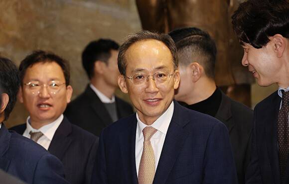 추경호 의원이 13일 서울 여의도 국회 본회의장으로 향하고 있다.  [사진=연합뉴스]