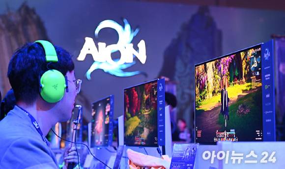 13일 부산 해운대구 벡스코에서 열린 국제게임전시회 '지스타 2025'에서 참관객들이 엔씨소프트 부스에서 아이온2 게임을 즐기고 있다. [사진=곽영래 기자]