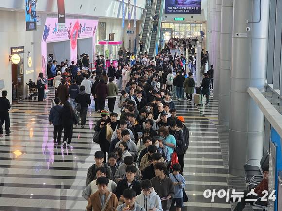 지난 15일 부산 벡스코에서 열린 '지스타 2025' 제2전시장에서 관람객들이 이동을 위해 에스컬레이터를 기다리고 있다. [사진=박정민 기자]