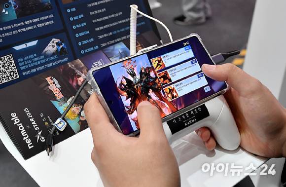 지난 13일 부산 해운대구 벡스코에서 열린 '지스타 2025' 넷마블 부스에서 참관객들이 나 혼자만 레벨업: 카르마를 체험하고 있다. [사진=곽영래 기자]