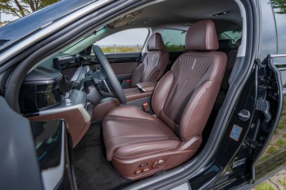 현대 그랜저 하이브리드 운전석.