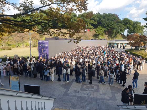 국내에서 발견된 신라금관 6점을 모두 모은 특별전 '신라금관, 권력과 위신' 일반 관람이 시작된 지난 2일 국립경주박물관에 관람객들이 대기하고 있다. 이번 전시는 1921년 금관총 발굴 이후 약 104년 만에 처음으로 신라금관 6점을 모두 모았다. 연합뉴스