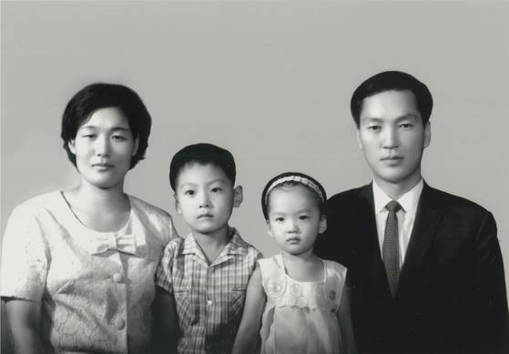 윤석열 전 대통령의 어린 시절 가족 사진. 맨 오른쪽부터 부친인 윤기중 전 연세대 교수, 여동생, 윤 전 대통령, 모친인 최성자 전 이화여대 교수. 사진 대통령실