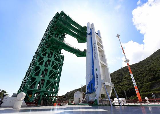 지난 9월 16일 전남 고흥군 나로우주센터 발사대에 누리호가 4차 발사를 앞두고 최종 시험을 위해 기립해 있다. 사진 한국항공우주연구원