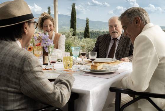 영화 '제이 켈리'의 한 장면. 켈리는 뒤늦게 자신이 놓친 것들을 바로잡고자 한다. 사진 넷플릭스