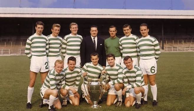 1967년 유러피언컵에서 우승한 후 우승컵인 빅이어 앞에서 포즈를 취한 셀틱 선수들. /셀틱 제공