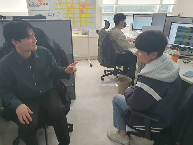 박현준 대리(왼쪽)와 백인걸 대리가 블록체인 서비스 회의를 하고 있다. 윤현주 기자