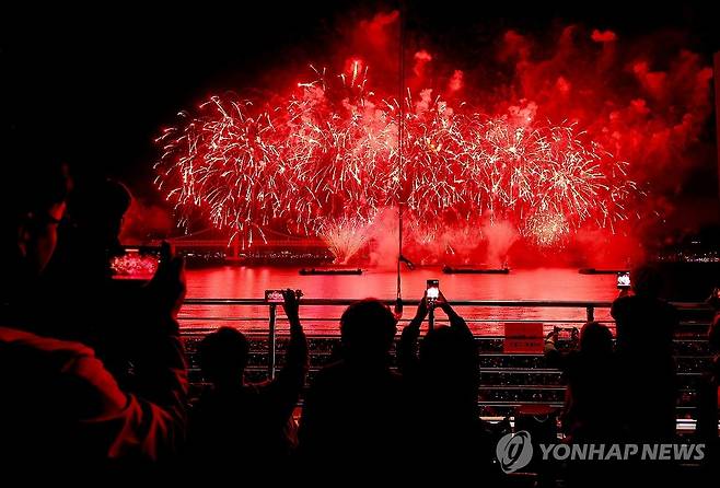 15일 오후 부산 광안리해수욕장 일대에서 열린 제20회 부산 불꽃축제에서 화려한 불꽃이 가을 밤바다를 수놓고 있다. 연합뉴스