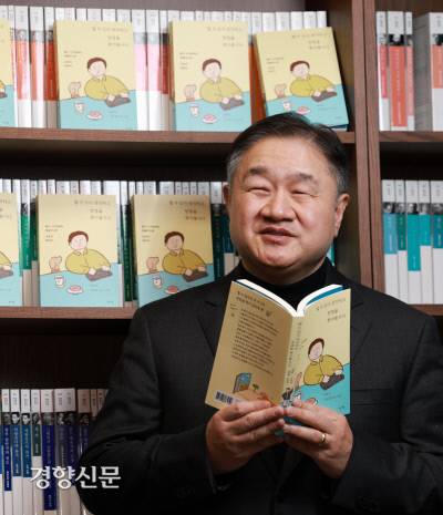 시각장애인으로 미국 브라운 브러더스 해리먼에서 애널리스트로 활동하고 있는 신순규씨가 지난 12일 서울 강남구 민음사 사옥에서 신작 에세이 <할 수 있다 생각하고 방법을 찾아봅시다> 출간과 관련해 경향신문과 인터뷰를 하고 있다. 정지윤 선임기자