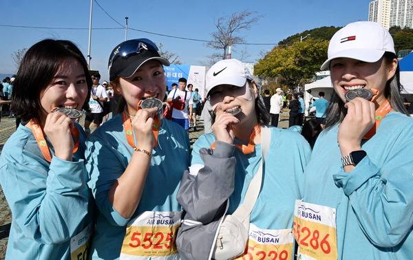 레이스를 마친 참가자들이 완주 메달을 들고 기념사진을 찍고 있다.