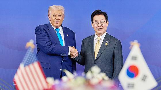 President Lee Jae Myung and U.S. President Donald Trump shake hands ahead of their summit at the Gyeongju National Museum in North Gyeongsang on Oct. 29. [PRESIDENTIAL OFFICE]