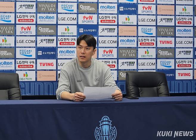 김효범 서울 삼성 감독이 16일 오후 2시 고양소노아레나에서 열린 고양 소노와 2025∼2026 LG전자 프로농구 2라운드 경기가 끝난 뒤 기자회견에 참석하고 있다. 송한석 기자