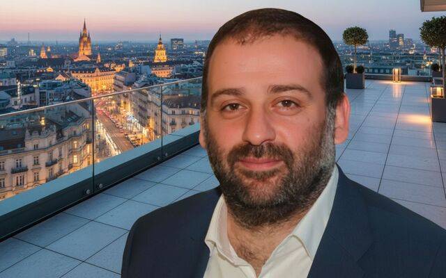 수사 당국이 10일 젤렌스키의 측근 티무르 민디치(위 사진)의 아파트를 압수수색하는 과정에서 발견한 황금 변기가 설치된 욕실. 텔레그램 캡처