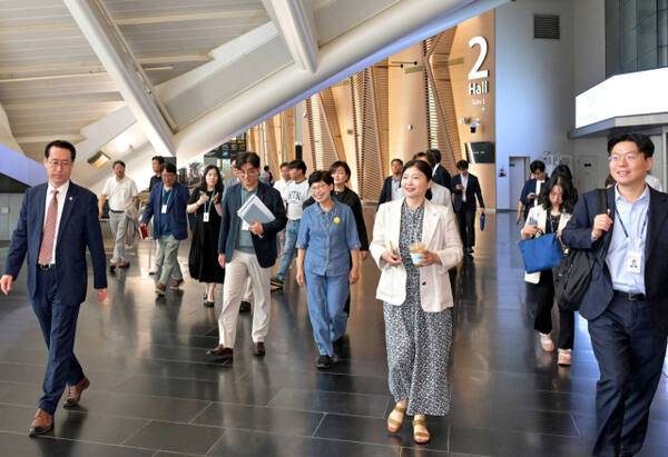 인천시의회 문화복지위원회 위원들이 지난 7월 인천 연수구 송도컨벤시아에서 아시아태평양경제협력체(APEC) 인천회의 준비 상황을 점검하고 있다. 시의회 제공