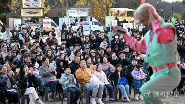 15일 오후 ‘2025 인천서구 업사이클 페스티벌’에서 관객들이 초청 가수들의 공연을 보고 환호하고 있다. 조병석기자