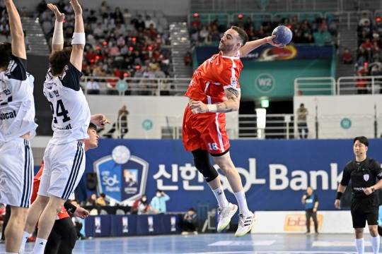 15일 두산 전에서 슛을 던지는 SK 프란시스코. 사진[연합뉴스]