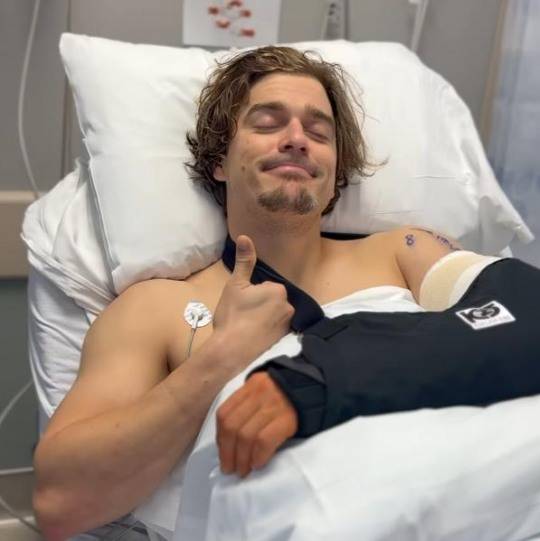 팔꿈치 수술 받은 엔리케 에르난데스. 사진[연합뉴스]