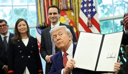 원전 확대 행정명령 서명한 트럼프 대통령 / 사진=EPA 연합뉴스