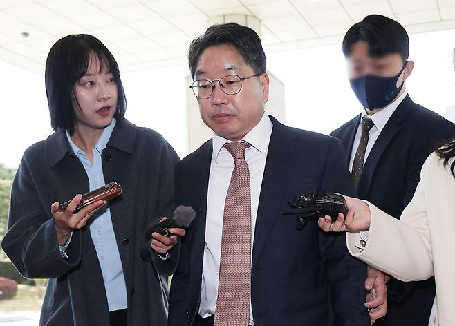 노만석 검찰총장 직무대행이 14일 자신의 퇴임식을 앞두고 서울 서초구 대검찰청으로 들어서고 있다. 연합뉴스