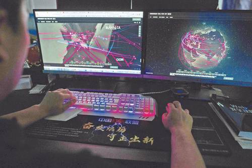 지난 2020년 중국 해킹 그룹 레드 해커 연합 소속 해커가 중국 광둥성 둥관에서 글로벌 사이버 어택 상황을 담은 모니터 현황을 보고 있다. [AFP = 연합뉴스]