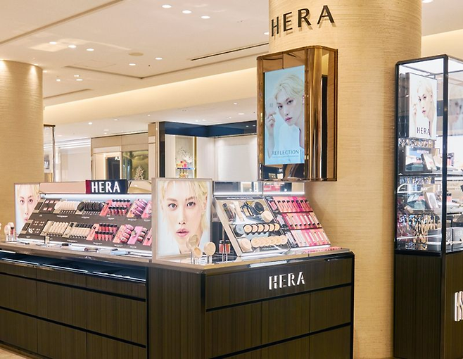 아모레퍼시픽 헤라 일본 도쿄 미츠코시 백화점 긴자점 매장에 있는 스트레이키즈 필릭스의 홍보 이미지. [아모레퍼시픽 제공]