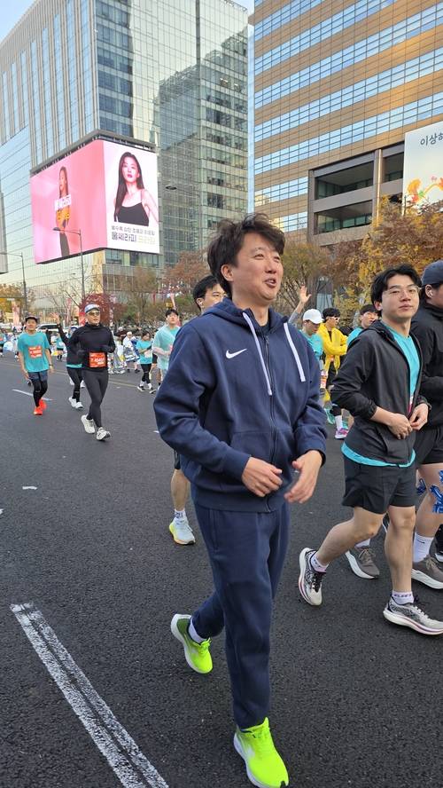 16일 MBN 서울마라톤에서 이준석 개혁신당 대표가 사람들과 함께 달리기를 하고 있다. [조효성 기자]