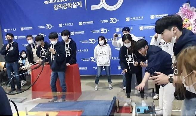 지난 2022년 열린 ‘창의공학설계’ 30주년 기념 로보콘에서 기계공학부 학생 135명이 대회를 진행하고 있는 모습. 이들은 다양한 로봇을 만들어 ‘물난리가 난 캠퍼스에서 교수님을 구하라’는 미션을 수행하며 열띤 경쟁을 펼쳤다. 제로팀과 긴급구조팀의 결승전.  서울대