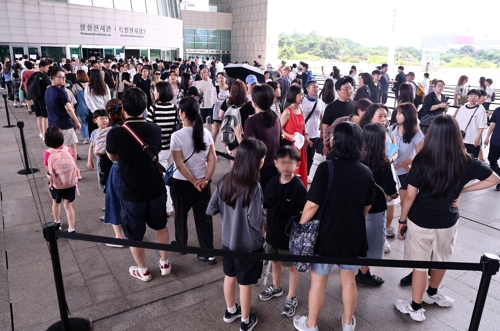 국립중앙박물관에 입장하기 위해 기다리는 사람들. [연합뉴스]