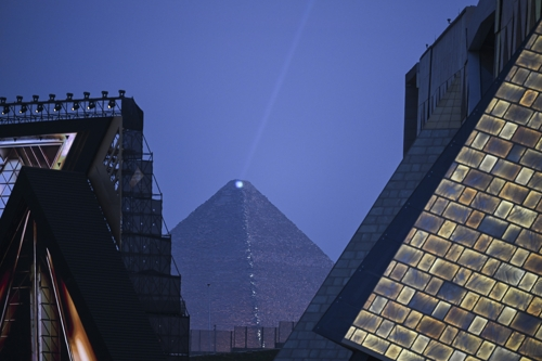 1일(현지시간) 이집트대박물관 건물 사이로 기자 대(大)피라미드가 보인다. [EPA 연합뉴스]