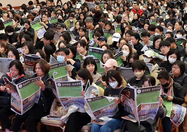 2026학년도 대학수학능력시험 다음날인 14일 서울 광진구 세종대학교에서 열린 종로학원 2026 정시 합격예측 및 전략 설명회에서 학부모들이 강사의 설명을 듣고 있다. 연합뉴스