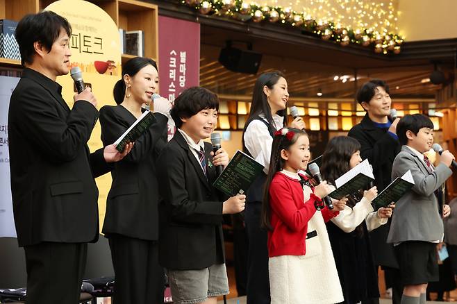 16일 오후 서울 강남구 코엑스몰 별마당도서관에서 열린 서울시뮤지컬단 신작 ‘크리스마스 캐럴’ 토크 콘서트에서 배우들이 주요 장면을 시연하고 있다. [연합뉴스]