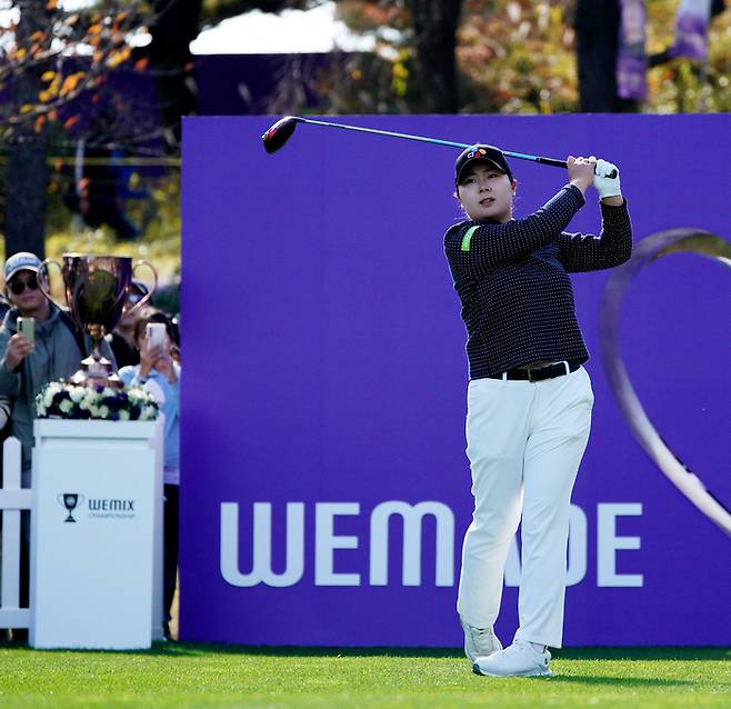 위믹스 챔피언십 최종일 티샷한 뒤 공을 바라보고 있는 홍정민. 위믹스 챔피언십