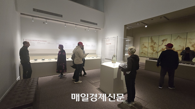 15일(현지시간) 미국 워싱턴DC 국립아시아예술박물관에서 문을 연 ‘한국의 보물: 모으고, 아끼고, 나누다’ 전시를 찾은 관람객들이 작품을 감상하고 있다. [워싱턴 최승진 특파원]