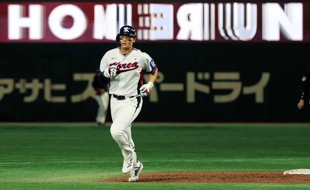 16일 일본 도쿄돔에서 열린 2025 K베이스볼 시리즈 대한민국과 일본의 평가전. 9회말 2사 주자없는 상황 김주원이 동점 솔로홈런을 쏘아올린 뒤 그라운드를 돌고 있다. 사진=연합뉴스