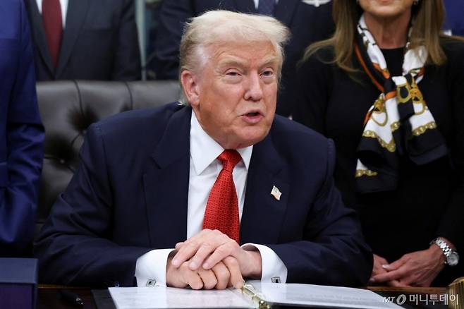 (워싱턴 로이터=뉴스1) 김경민 기자 = 도널드 트럼프 미국 대통령이 12일(현지시간) 워싱턴DC 백악관에서 연방 정부 셧다운(일시적 업무 정지)을 끝내기 위한 임시 예산안에 서명한 후 연설을 하고 있다. 2025.11.12  ⓒ 로이터=뉴스1  Copyright (C) 뉴스1. All rights reserved. 무단 전재 및 재배포,  AI학습 이용 금지. /사진=(워싱턴 로이터=뉴스1) 김경민 기자