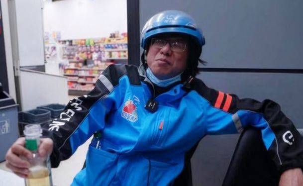 중국에서 한 남성이 아내의 아름다운 외모에 반해 결혼했지만 직장을 잃은 뒤 돈이 없어지자 아내에게 이혼 당했다고 털어놨다./사진=SCMP 캡처