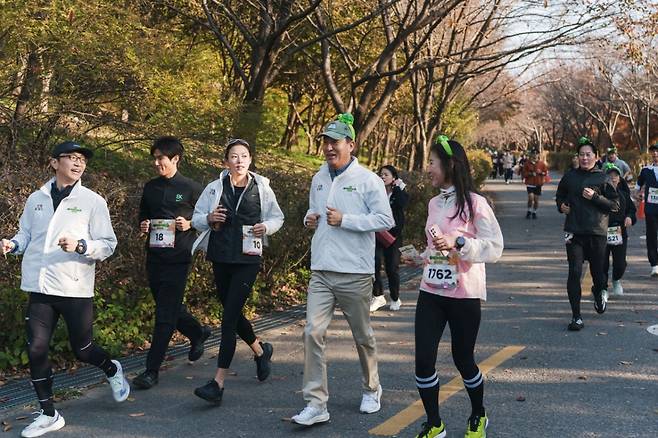 오세훈 서울시장이 16일 오전 서울 마포구에서 '쉬엄쉬엄 런' 행사 도중 시민들과 대화를 나누고 있다. /사진=서울시