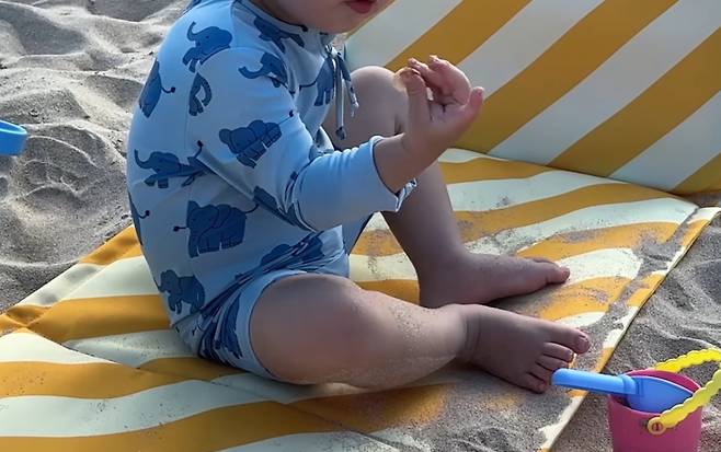 배우 김무열, 윤승아 부부가 아들 얼굴 공개에 대한 소신을 밝혔다. 두 사람의 아들 김원 군이 유튜브에 얼굴을 드러내지 않고 출연한 장면/사진=유튜브 채널 '승아로운' 갈무리