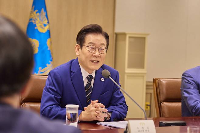 정부는 한·미 관세 협상 타결에 따른 후속 과제를 재계와 논의하고 주요 기업들에게 국내 투자 확대를 당부하기 위해 이번 자리를 마련했다.사진은 이재명 대통령이 16일 서울 용산 대통령실 청사에서 열린 한미 관세협상 후속 민관 합동회의에서 발언하고 있는 모습. /사진=대통령실 제공